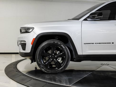 Used 2024 Jeep Grand Cherokee Limited w/ Black Appearance Package image 11