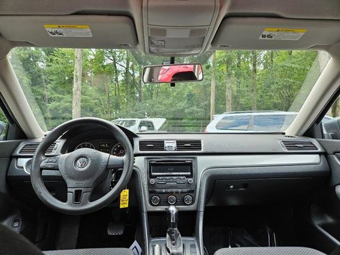 Used 2013 Volkswagen Passat S image 27