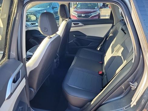 Certified 2025 Volkswagen Taos SE w/ Panoramic Sunroof Package FWD image 10
