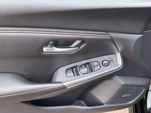 Used 2025 Nissan Sentra SR w/ SR Premium Package FWD image 18