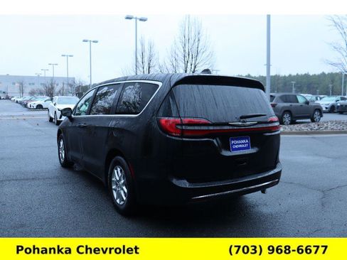 Used 2025 Chrysler Pacifica Select image 5