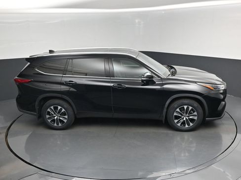 Used 2021 Toyota Highlander XLE AWD/4WD image 13