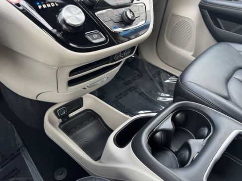 Used 2024 Chrysler Pacifica Limited FWD image 21