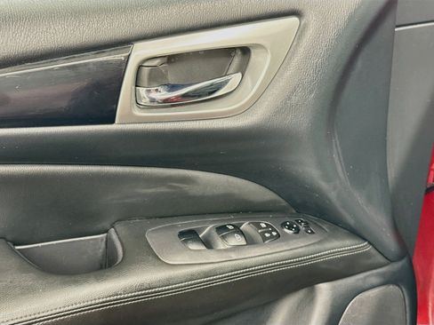Used 2018 Nissan Pathfinder SV AWD/4WD image 15