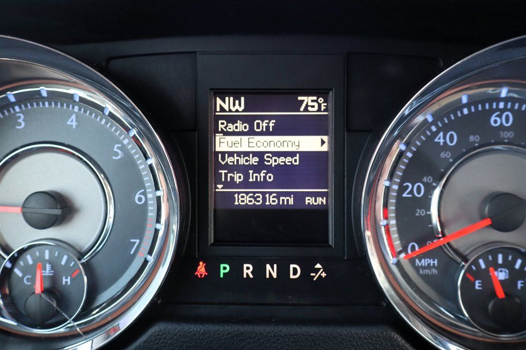 Used 2016 Chrysler Town & Country Touring FWD image 29