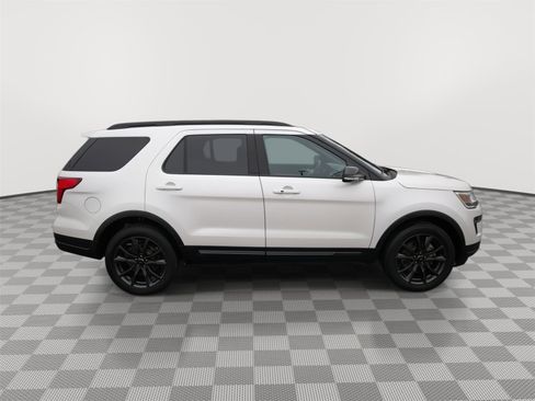 Used 2018 Ford Explorer XLT w/ Equipment Group 202A image 4