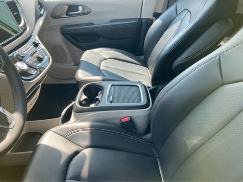 Used 2024 Chrysler Pacifica Touring-L FWD image 3