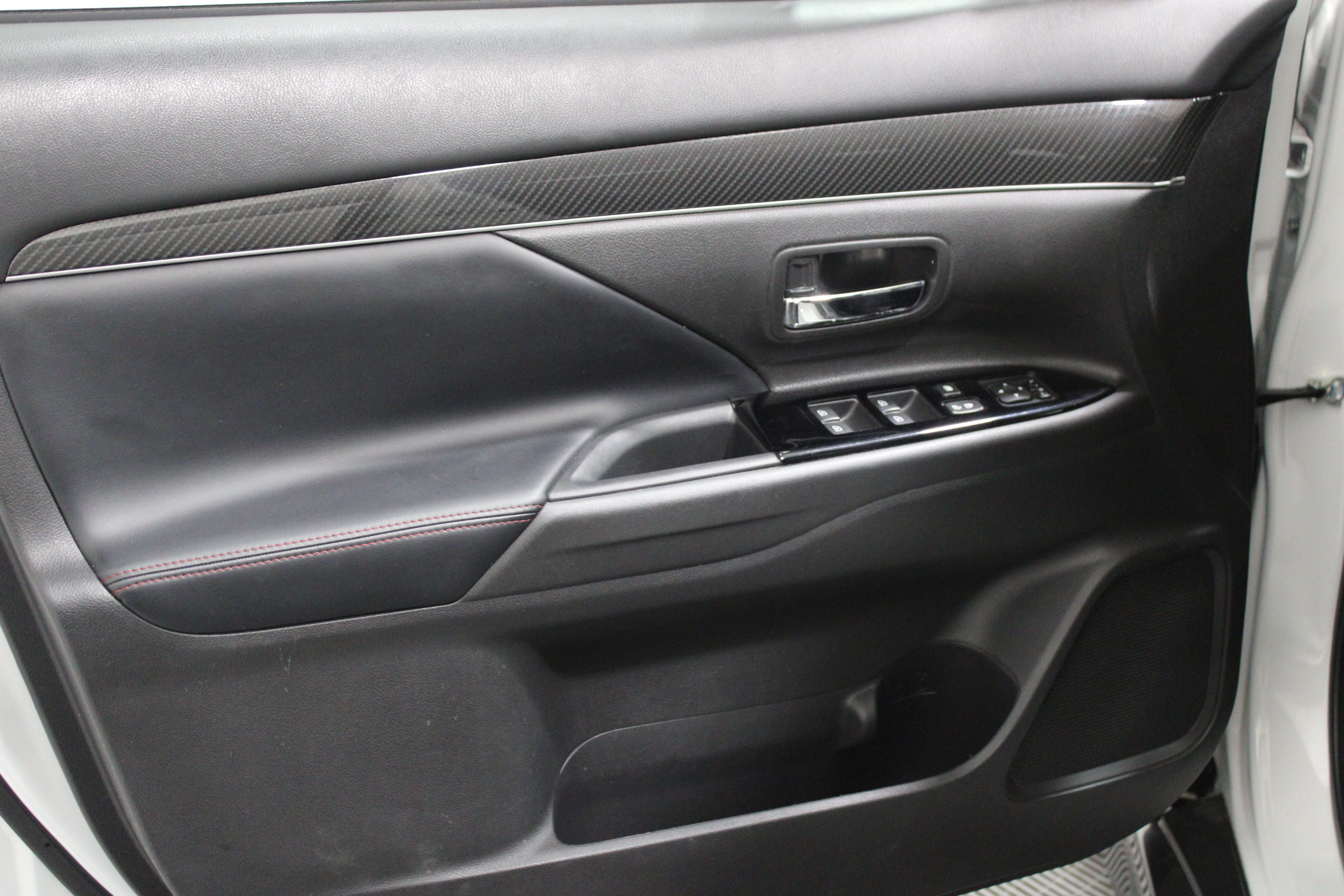 Used 2020 Mitsubishi Outlander SE FWD image 12
