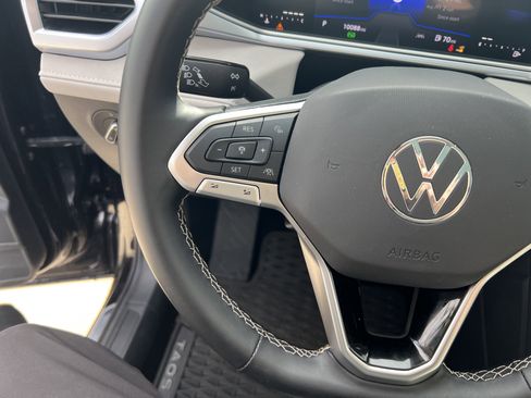 Certified 2025 Volkswagen Taos SE w/ Panoramic Sunroof Package image 18