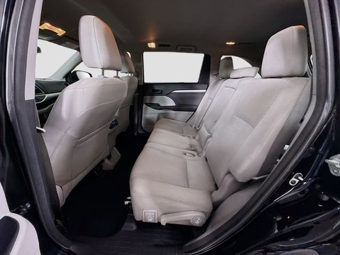 Used 2018 Toyota Highlander LE image 24