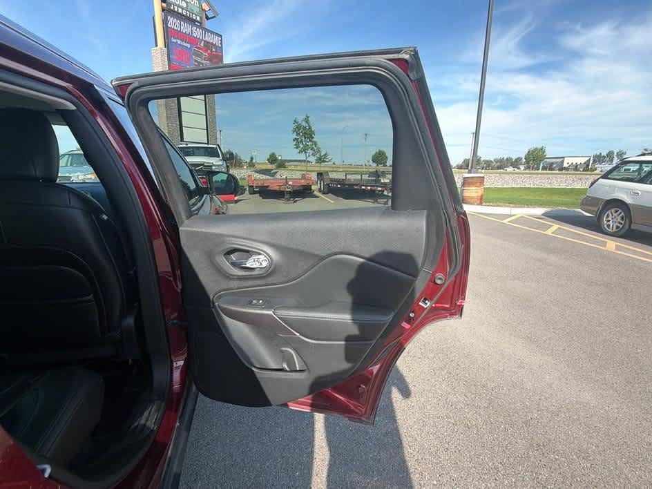 Used 2019 Jeep Cherokee Latitude Plus w/ Cold Weather Group AWD/4WD image 25
