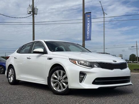 Used 2018 Kia Optima S FWD image 3