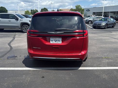 Used 2025 Chrysler Pacifica Select FWD image 6