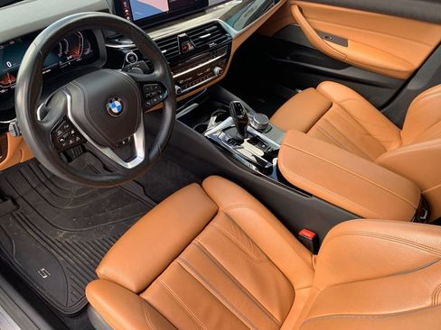 Used 2021 BMW 530i xDrive w/ Premium Package image 11