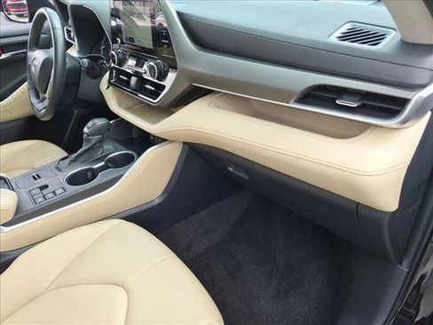 Used 2024 Toyota Highlander XLE FWD image 22