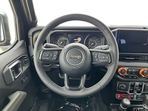 Used 2025 Jeep Gladiator Mojave AWD/4WD image 13