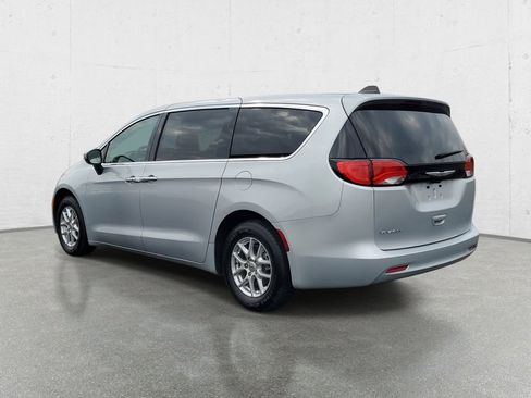 Used 2022 Chrysler Voyager LX image 5