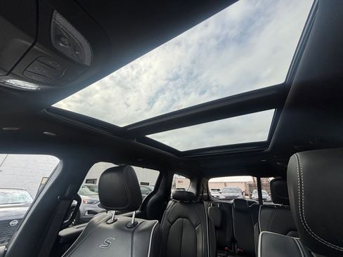 Used 2025 Chrysler Pacifica Limited image 32