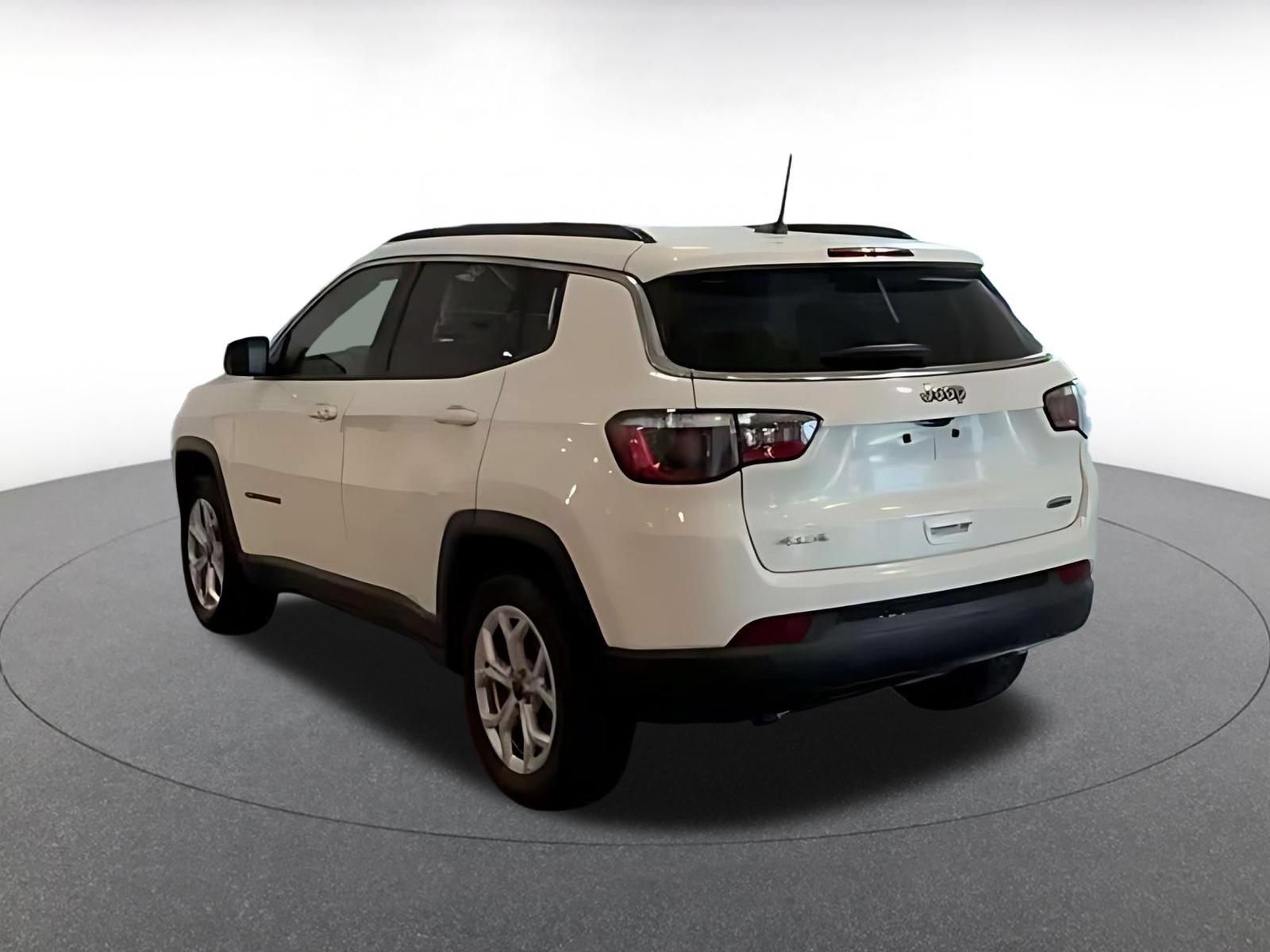 Used 2025 Jeep Compass Latitude AWD/4WD image 10