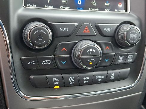 Used 2018 Jeep Grand Cherokee Altitude AWD/4WD image 15