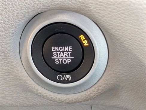 Used 2022 Chrysler Pacifica Touring-L image 8