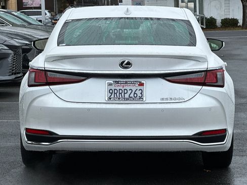 Certified 2025 Lexus ES 300h w/ Premium Package image 5