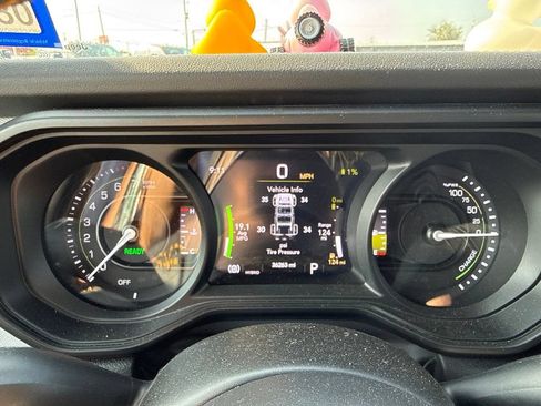 Used 2024 Jeep Wrangler Unlimited Sahara AWD/4WD image 23