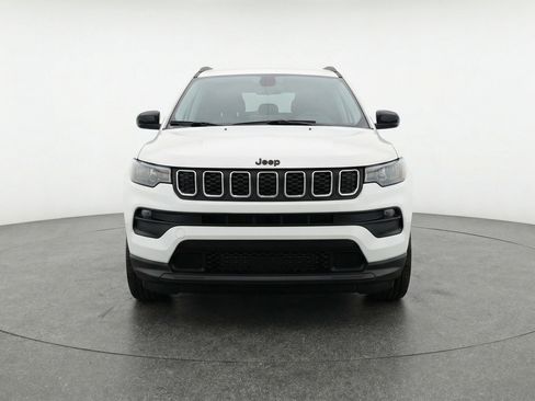 Used 2025 Jeep Compass Latitude AWD/4WD image 2