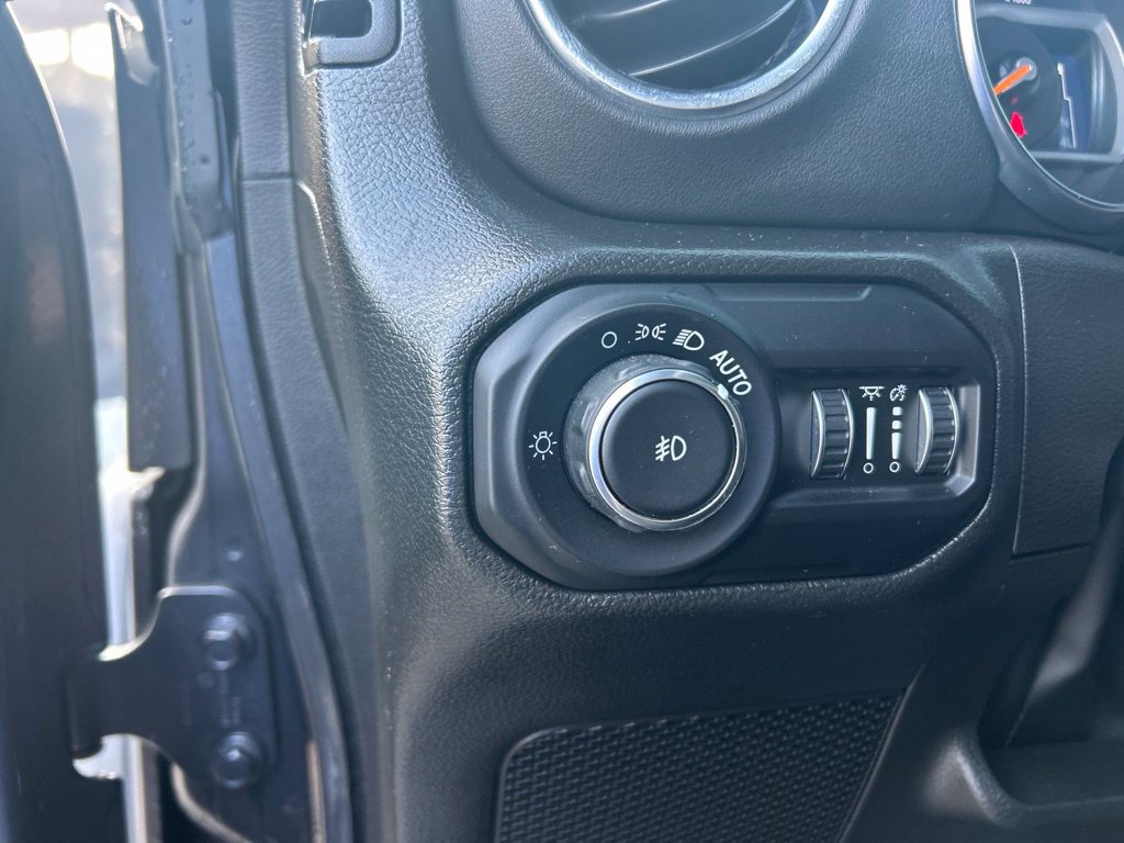 Used 2022 Jeep Wrangler Unlimited Sahara w/ LED Lighting Group AWD/4WD image 38