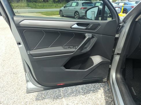 Certified 2023 Volkswagen Tiguan SE w/ Panoramic Sunroof Package FWD image 18