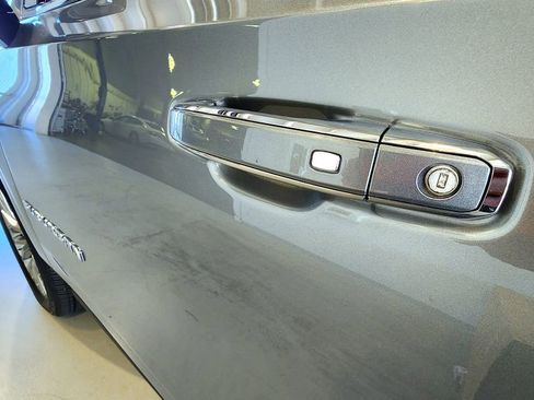 Used 2025 Chevrolet Suburban Premier AWD/4WD image 18