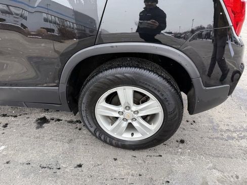 Used 2022 Chevrolet Trax LS w/ Tint and Cruise Package image 5