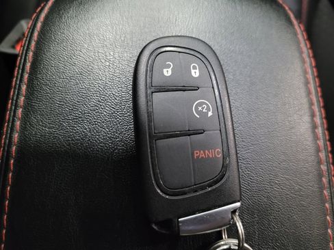 Used 2022 Jeep Cherokee Trailhawk AWD/4WD image 32