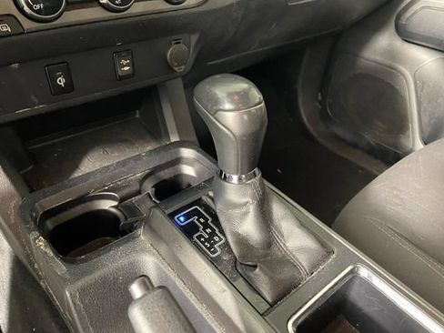 Used 2017 Toyota Tacoma TRD Sport w/ Tow Package (A/T) AWD/4WD image 9