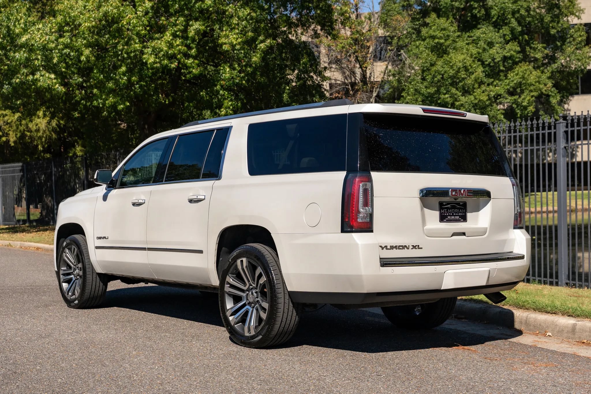 Used 2018 GMC Yukon XL Denali w/ Denali Ultimate Package AWD/4WD image 8