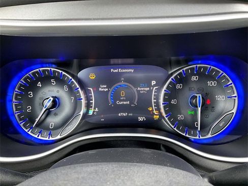 Used 2023 Chrysler Pacifica Touring-L image 25