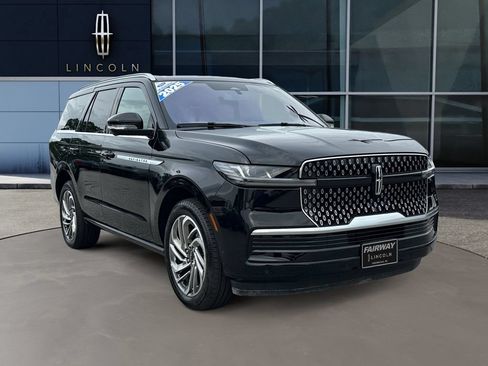 Used 2025 Lincoln Navigator Reserve AWD/4WD image 4