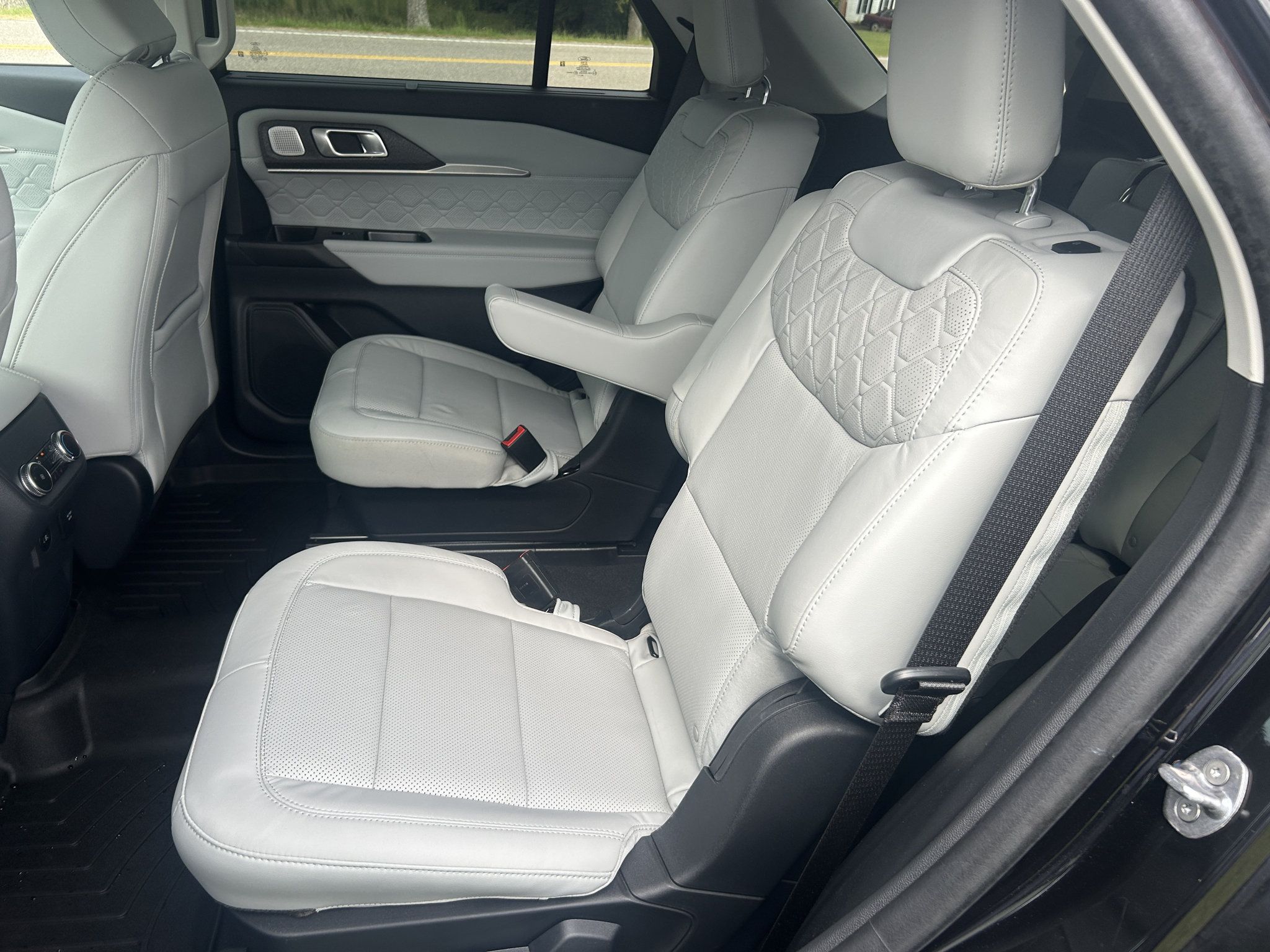 Used 2025 Ford Explorer Platinum w/ Ultimate Package AWD/4WD image 20