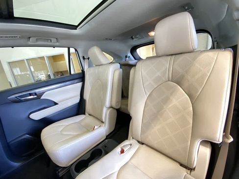 Used 2024 Toyota Highlander Platinum AWD/4WD image 25