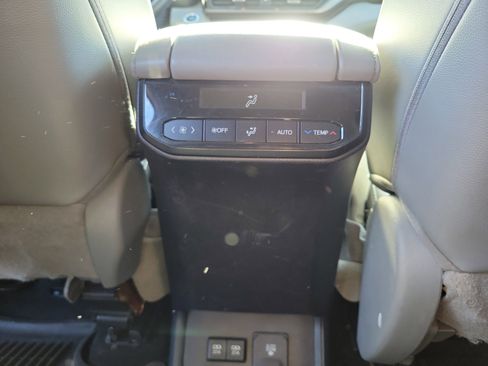 Used 2021 Toyota Highlander Limited image 14