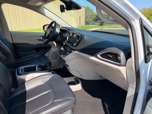 Used 2024 Chrysler Pacifica Touring-L FWD image 24