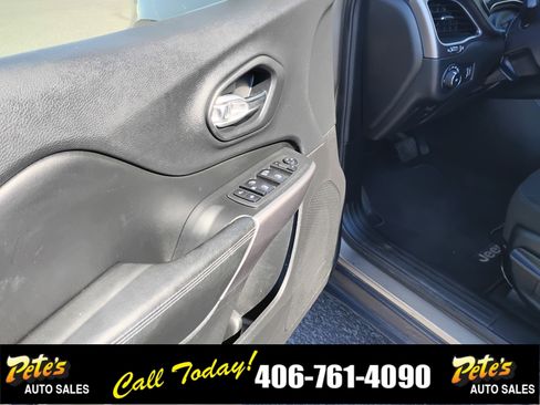 Used 2019 Jeep Cherokee Latitude w/ Popular Appearance Group AWD/4WD image 25