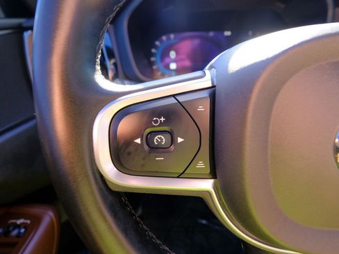 Used 2022 Volvo XC60 B5 Momentum image 35