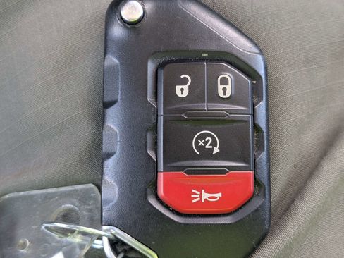 Used 2025 Jeep Wrangler Unlimited Sahara AWD/4WD image 42