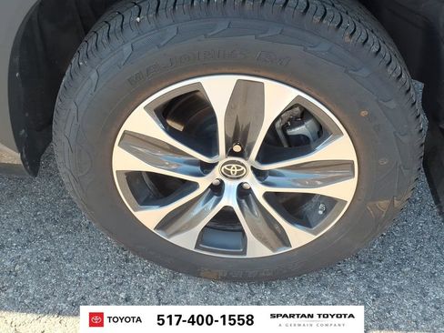 Used 2023 Toyota Highlander XLE AWD/4WD image 11