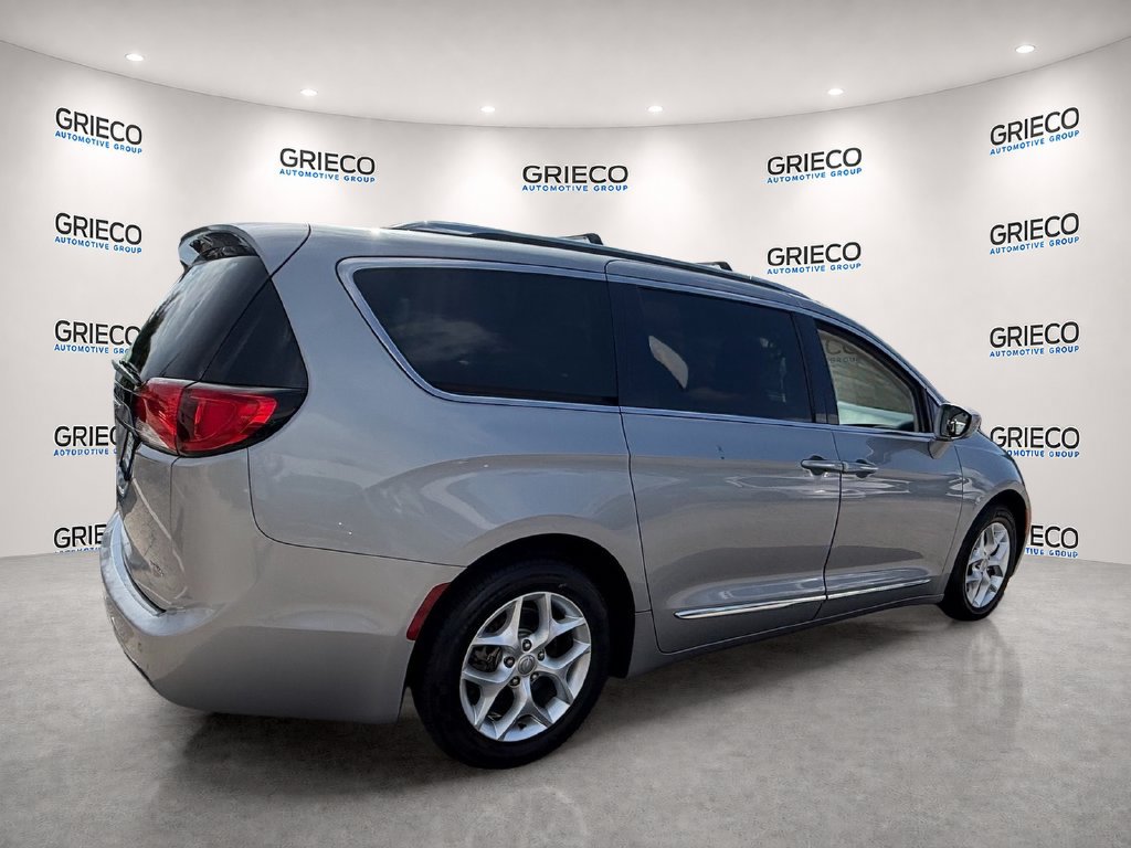 Used 2020 Chrysler Pacifica Touring-L w/ Tire & Wheel Group FWD image 7