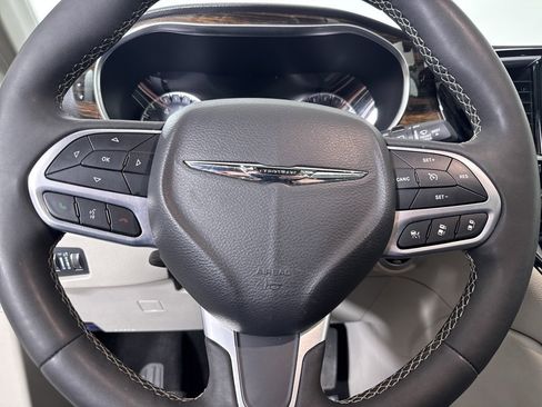 Used 2024 Chrysler Pacifica Limited image 23