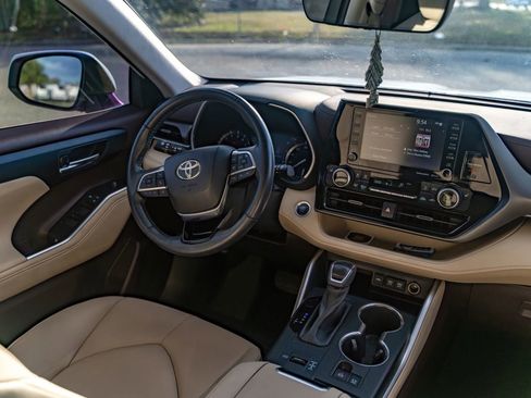 Used 2021 Toyota Highlander XLE image 13