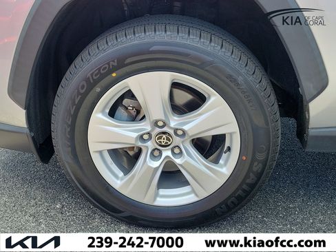 Used 2021 Toyota RAV4 XLE w/ Convenience Package FWD image 8