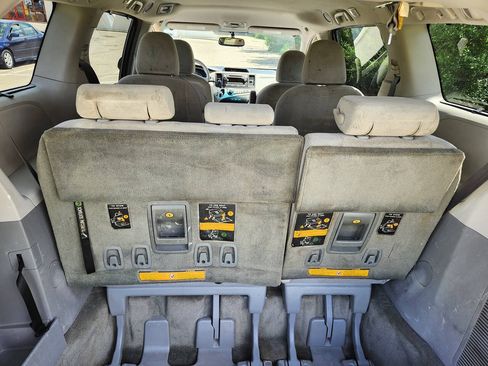 Used 2014 Toyota Sienna LE FWD image 8